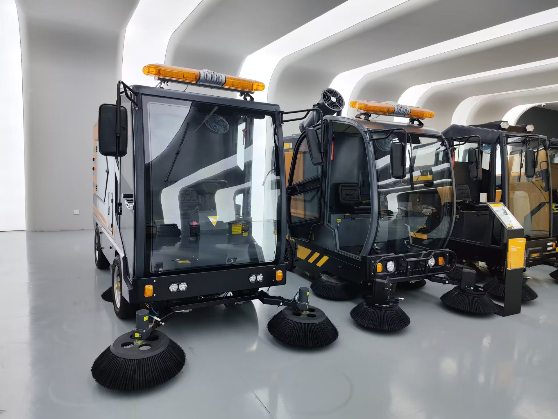 道路清掃車有哪些特點(diǎn)_清掃車機(jī)價格是多少呢？